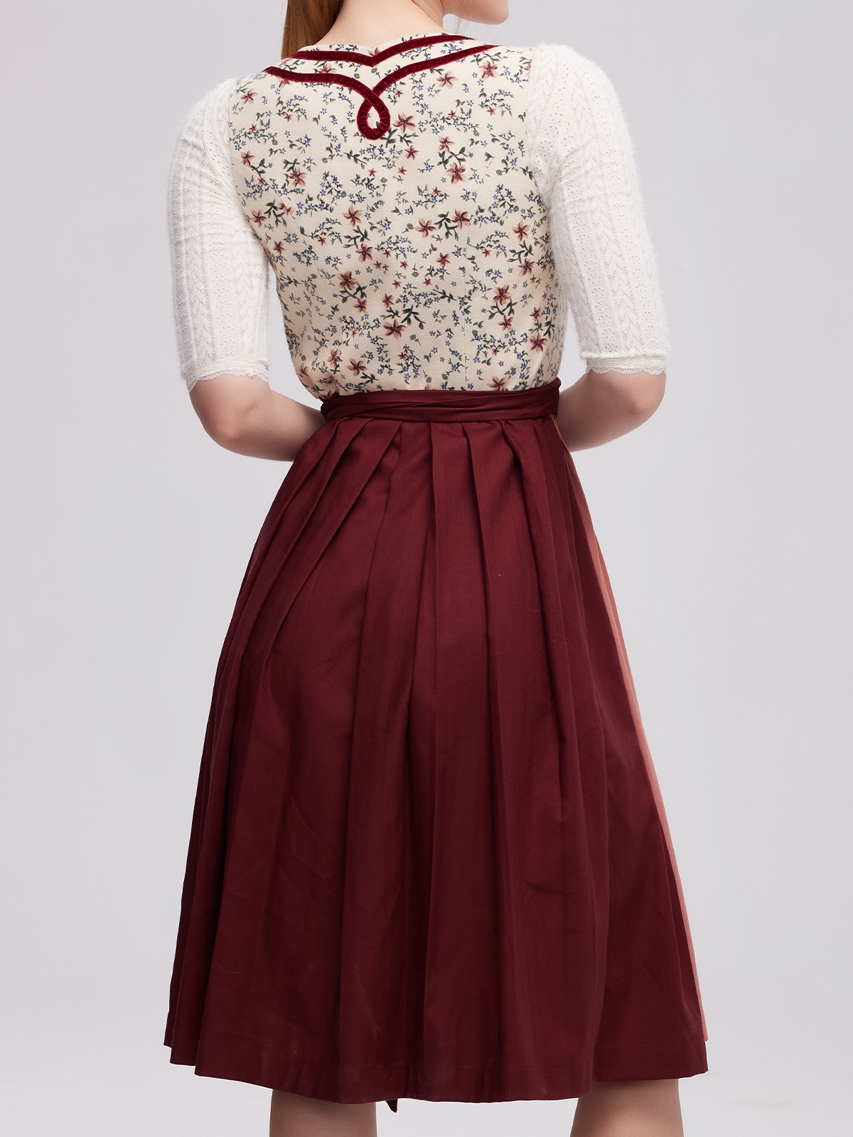 Elegante weiße Kinderbluse mit Spitzenbesatz