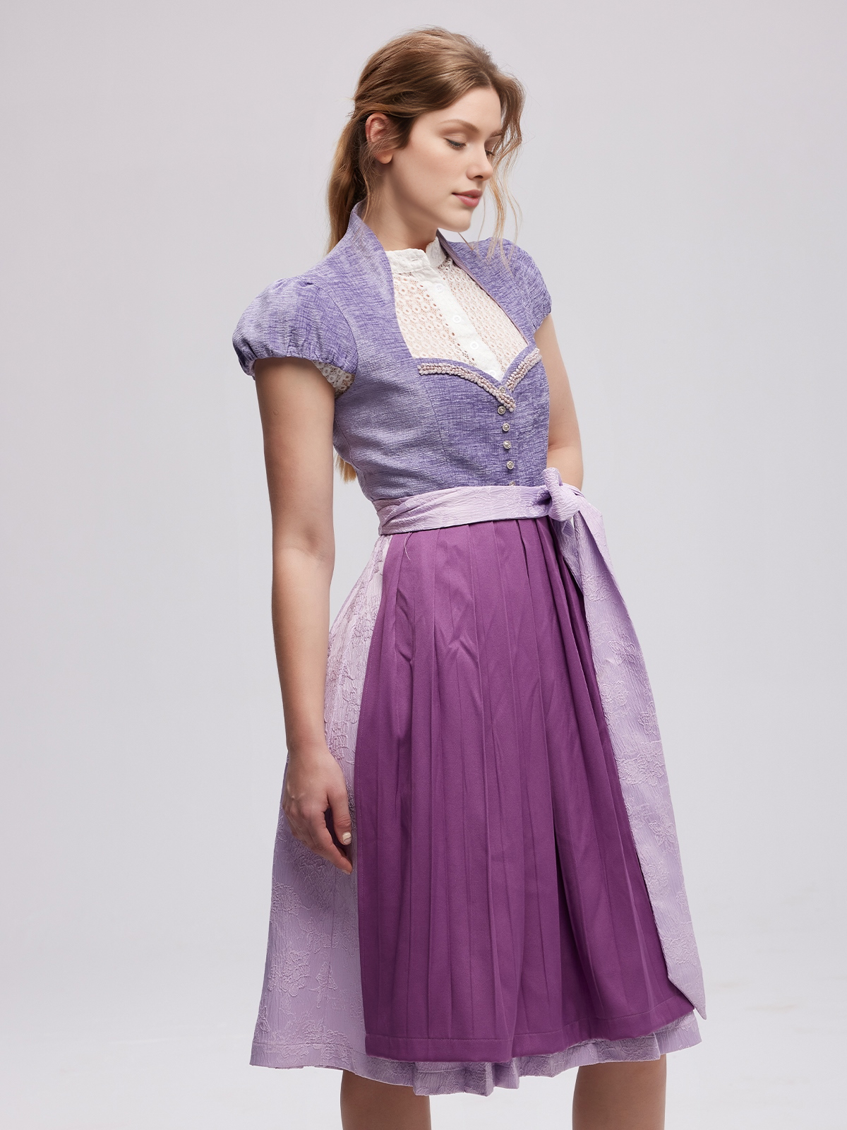 Dirndl mit Bluse in Lila – Eleganz trifft Tradition