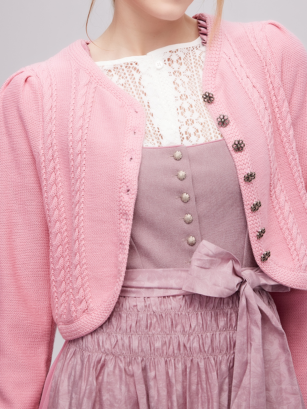 Dirndlbluse mit V-Ausschnitt