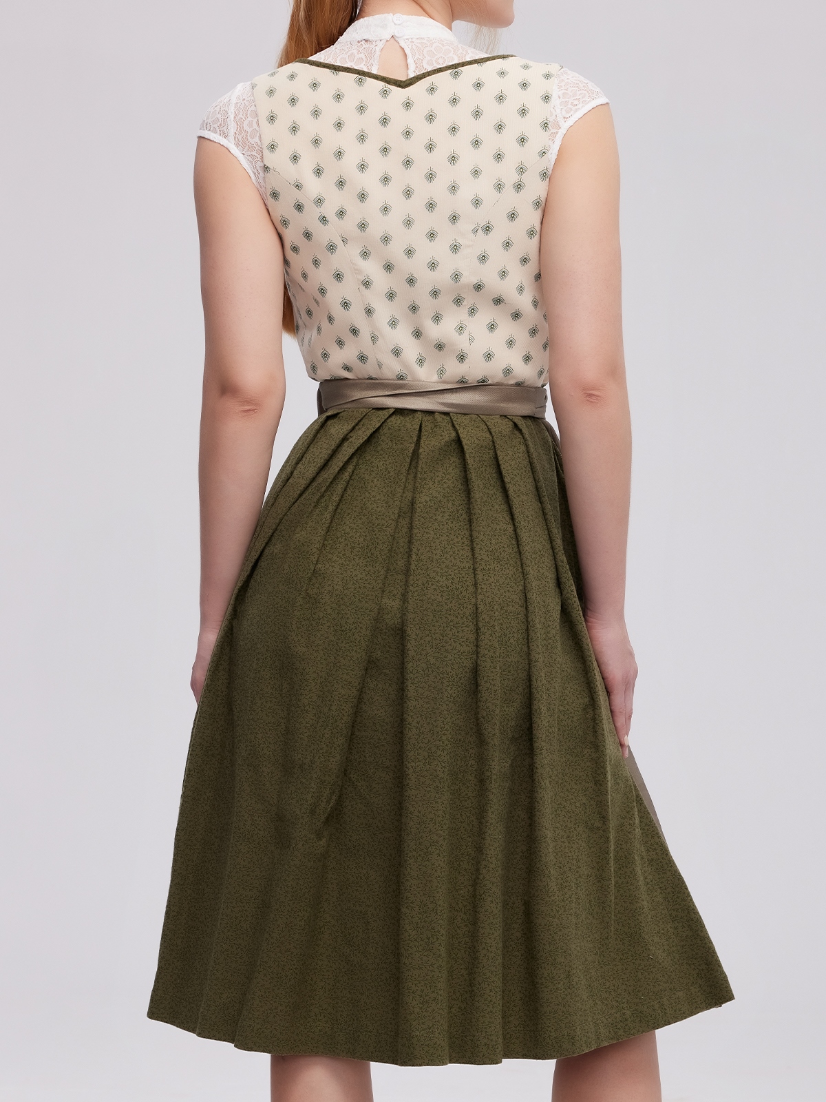 Dirndl Dunkelgrün in eleganter Pose