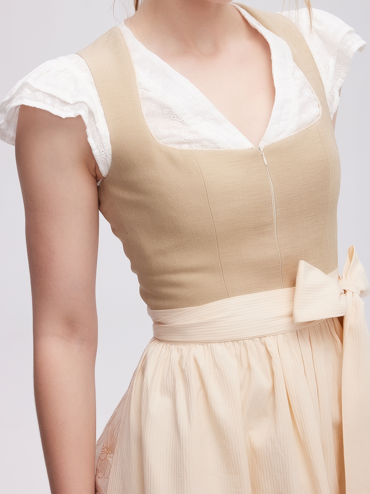 Ein modernes grünes Dirndl mit floralen Details
