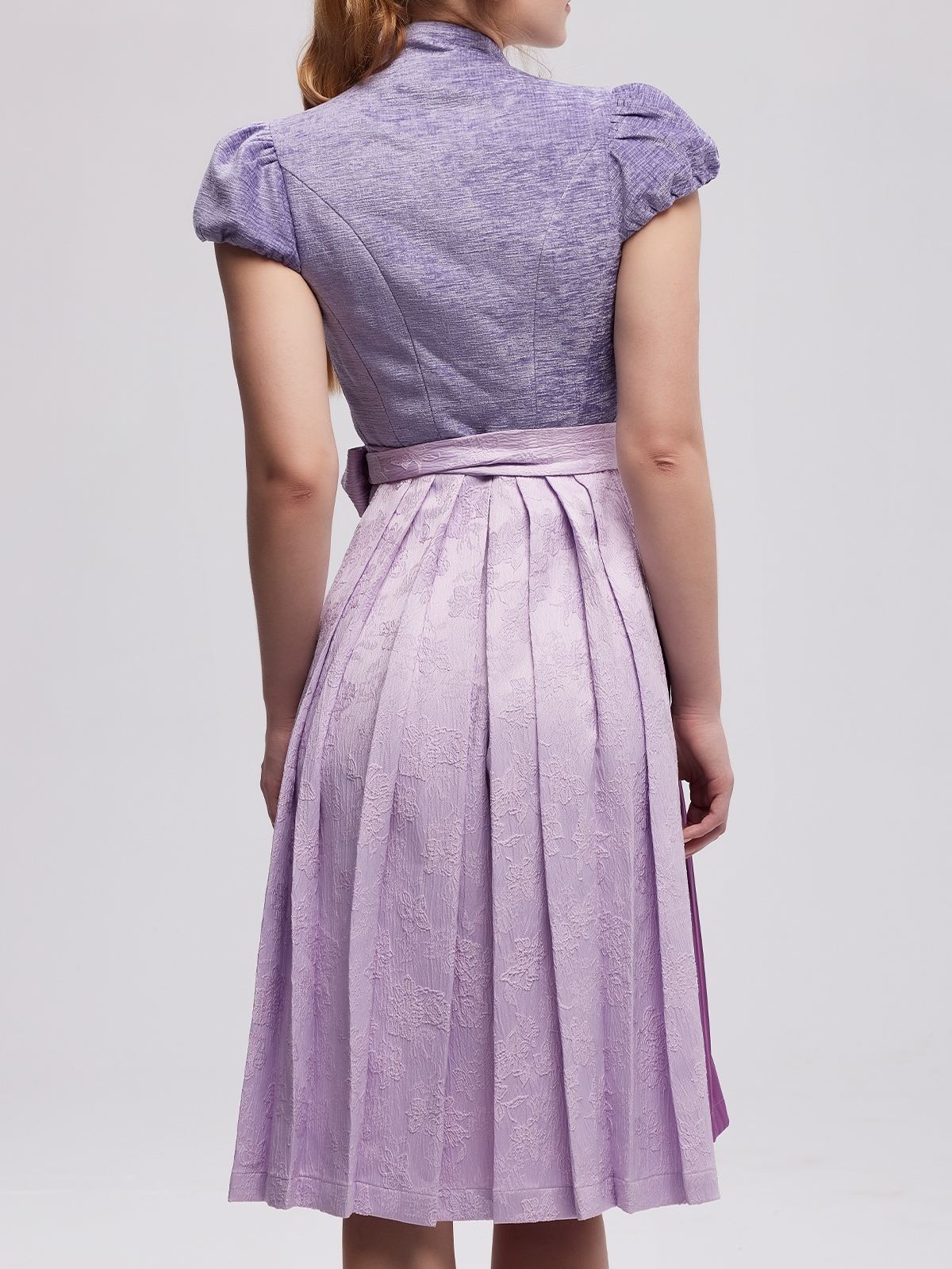 Modernes graues Dirndl mit femininem Schnitt