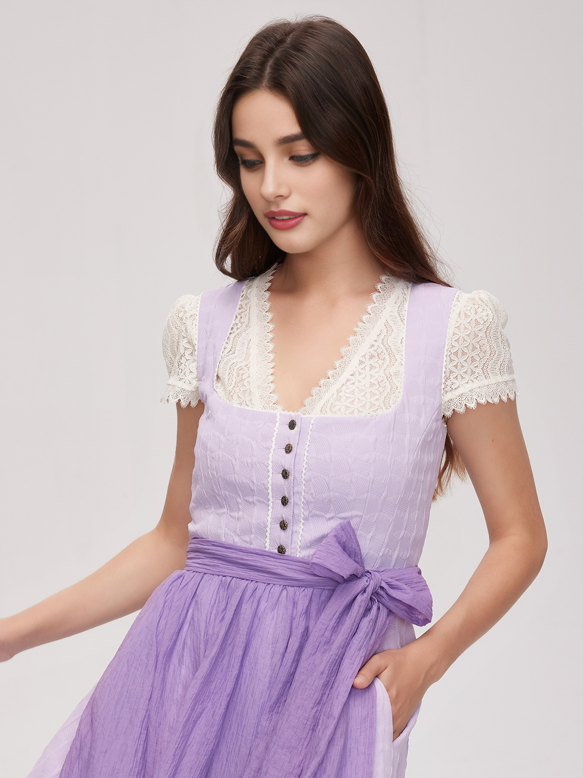 Modernes Dirndl in Lila mit urbanem Styling