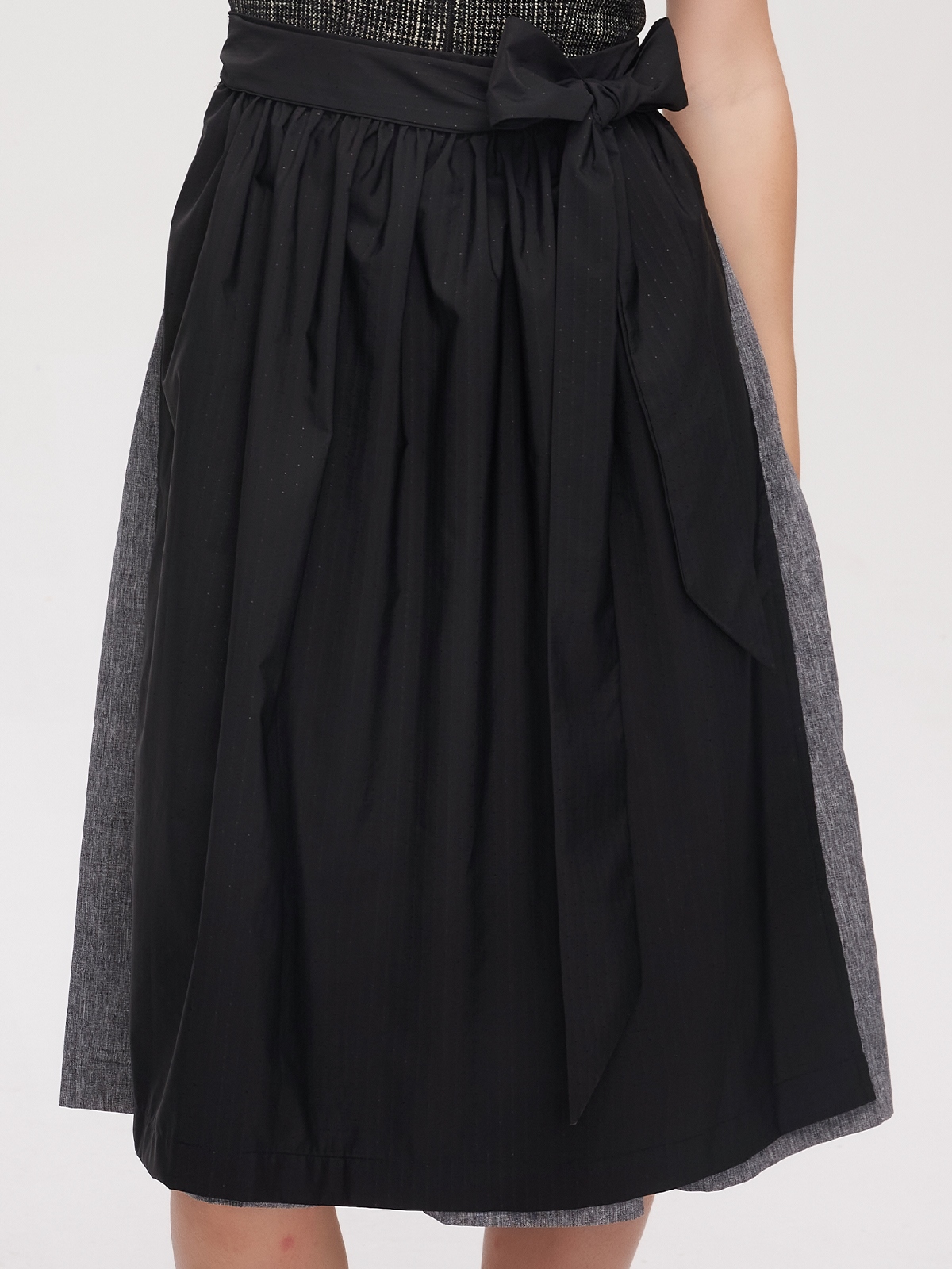 Modernes schwarzes Dirndl mit eleganter Silhouette