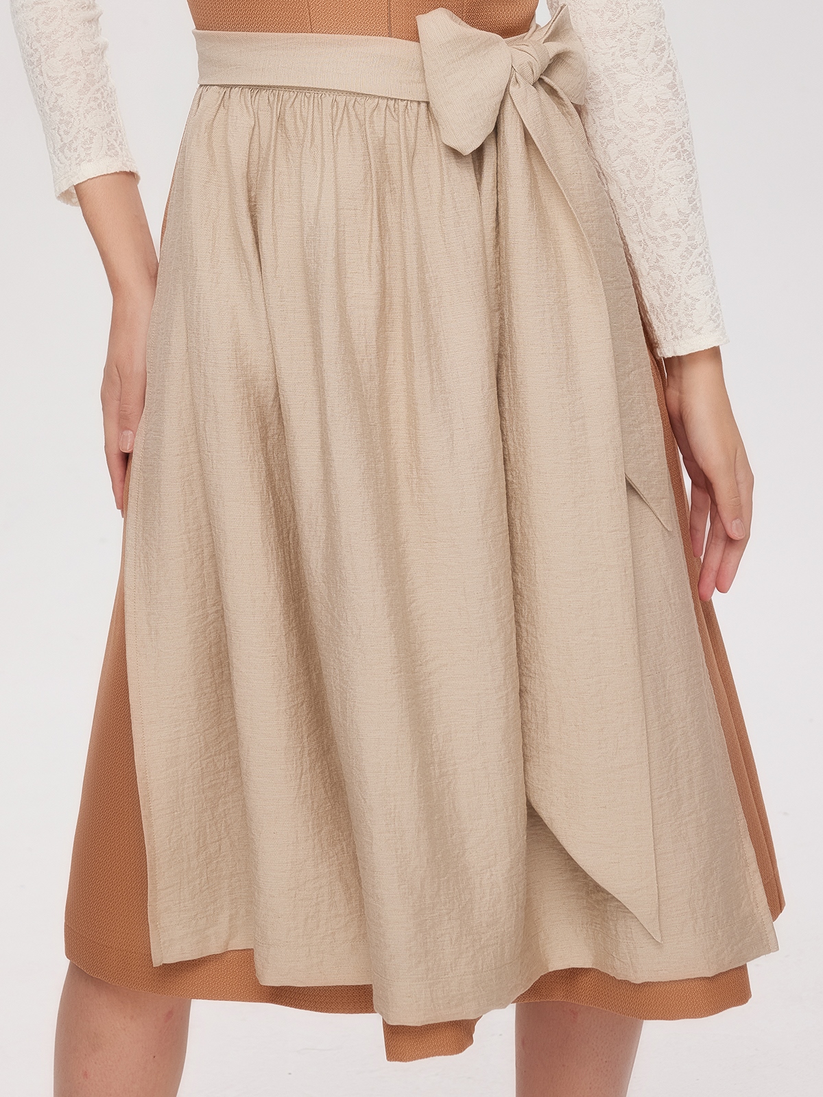 Modernes Dirndl in Orange mit figurbetonter Silhouette