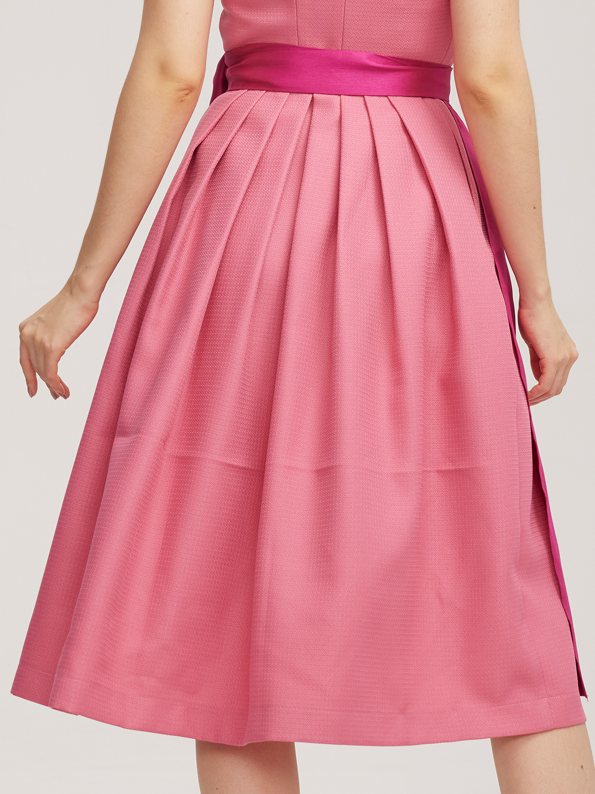Modernes grünes Dirndl mit schlanker Silhouette