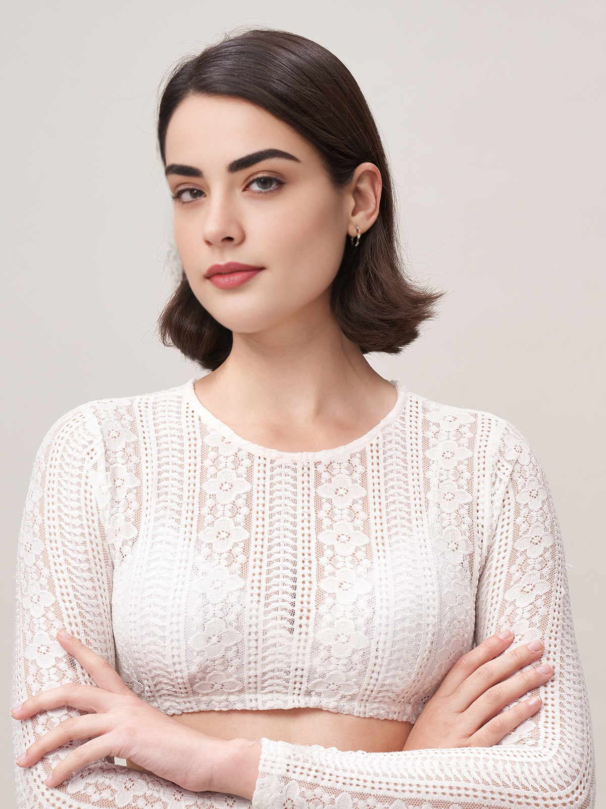 Graues Dirndl mit weißer Bluse