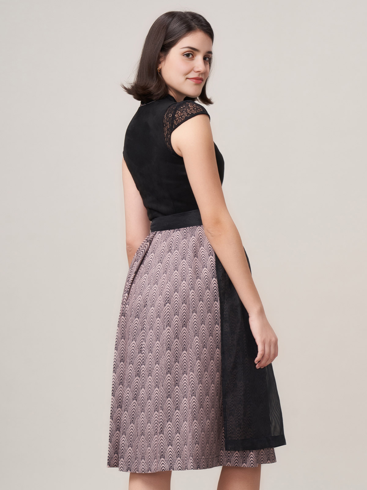 Blau-weißes Dirndl mit grauen Knöpfen