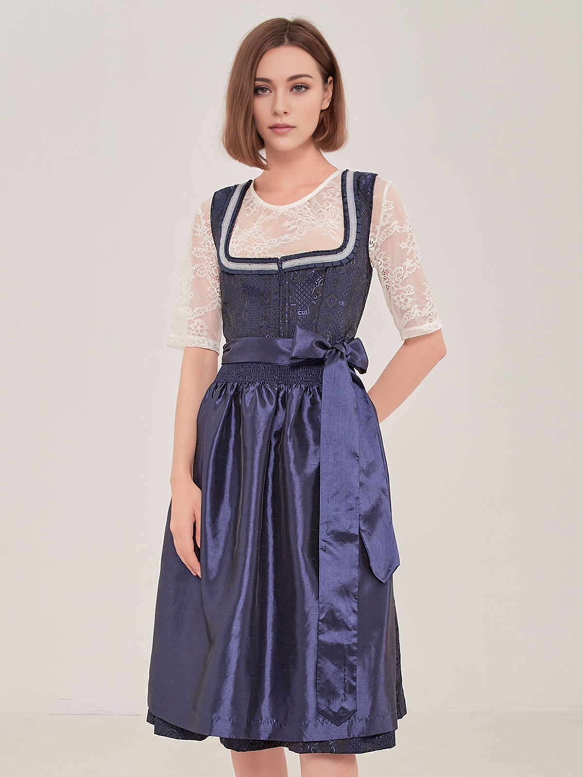 Dirndl in Blau mit traditioneller Schürze