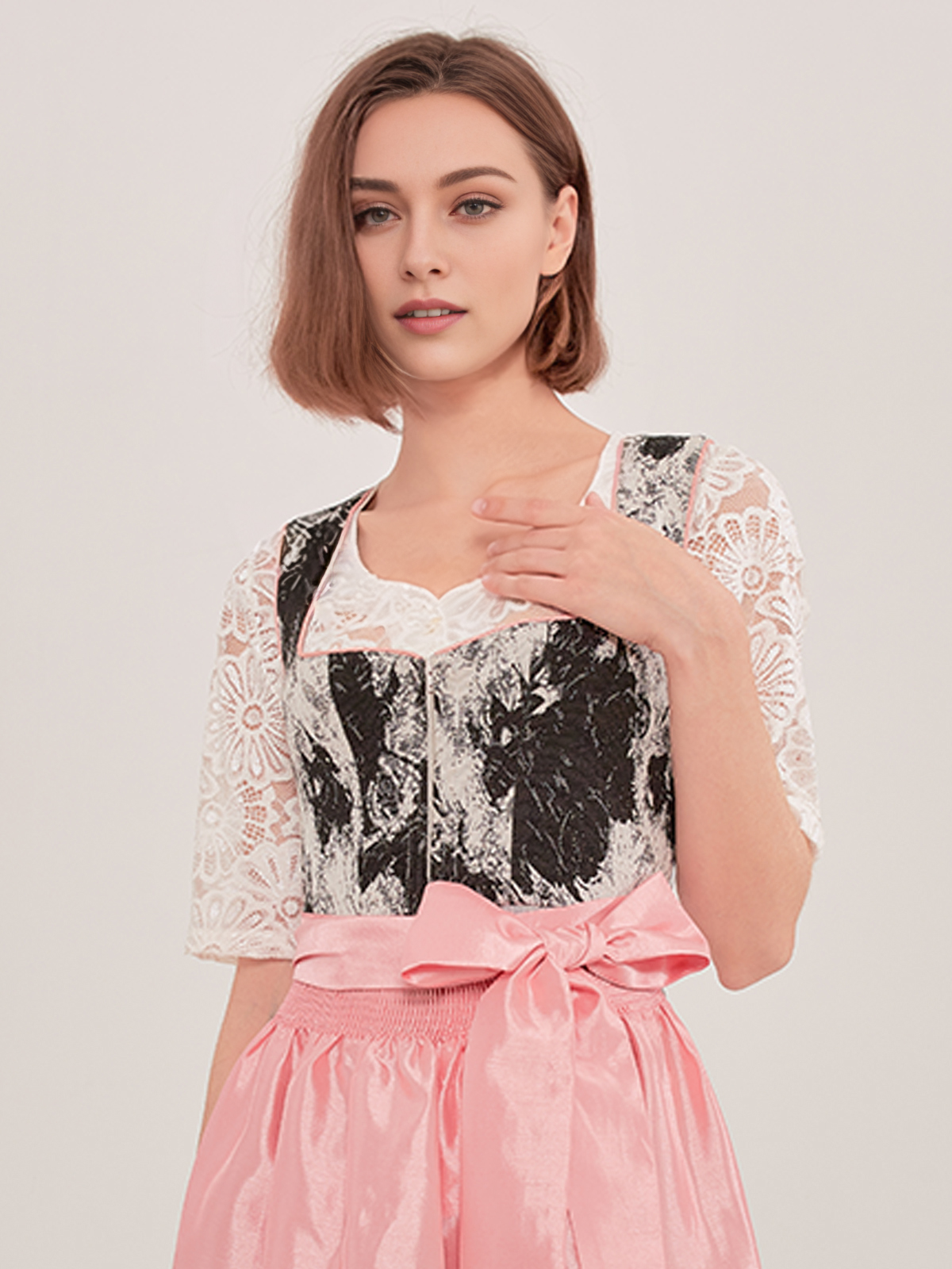 Ein grün pinkes Dirndl in Aktion – perfekt für festliche Anlässe.