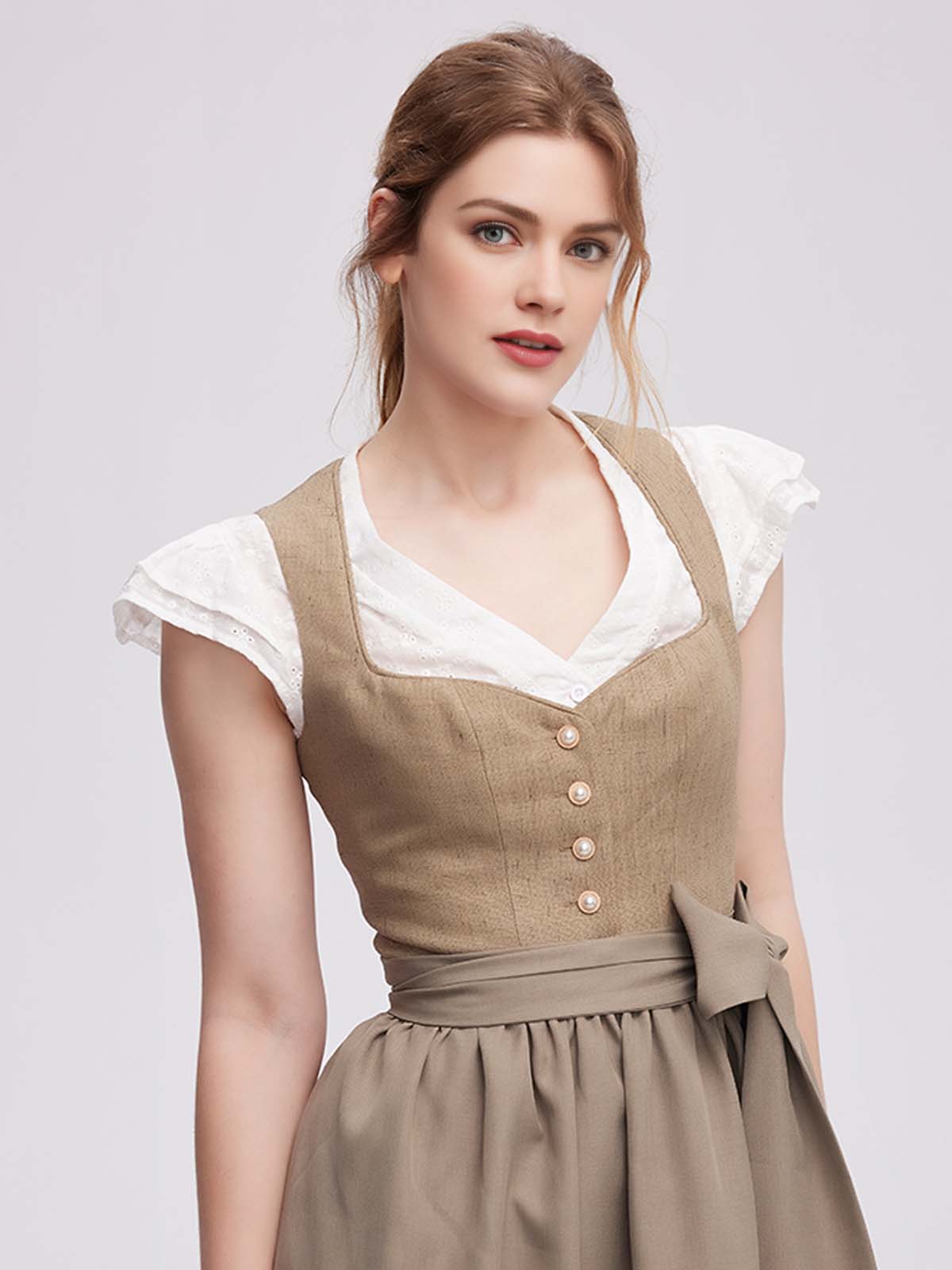 Modernes Dirndl in Altrosa mit schmaler Taille und Spitzenbesatz