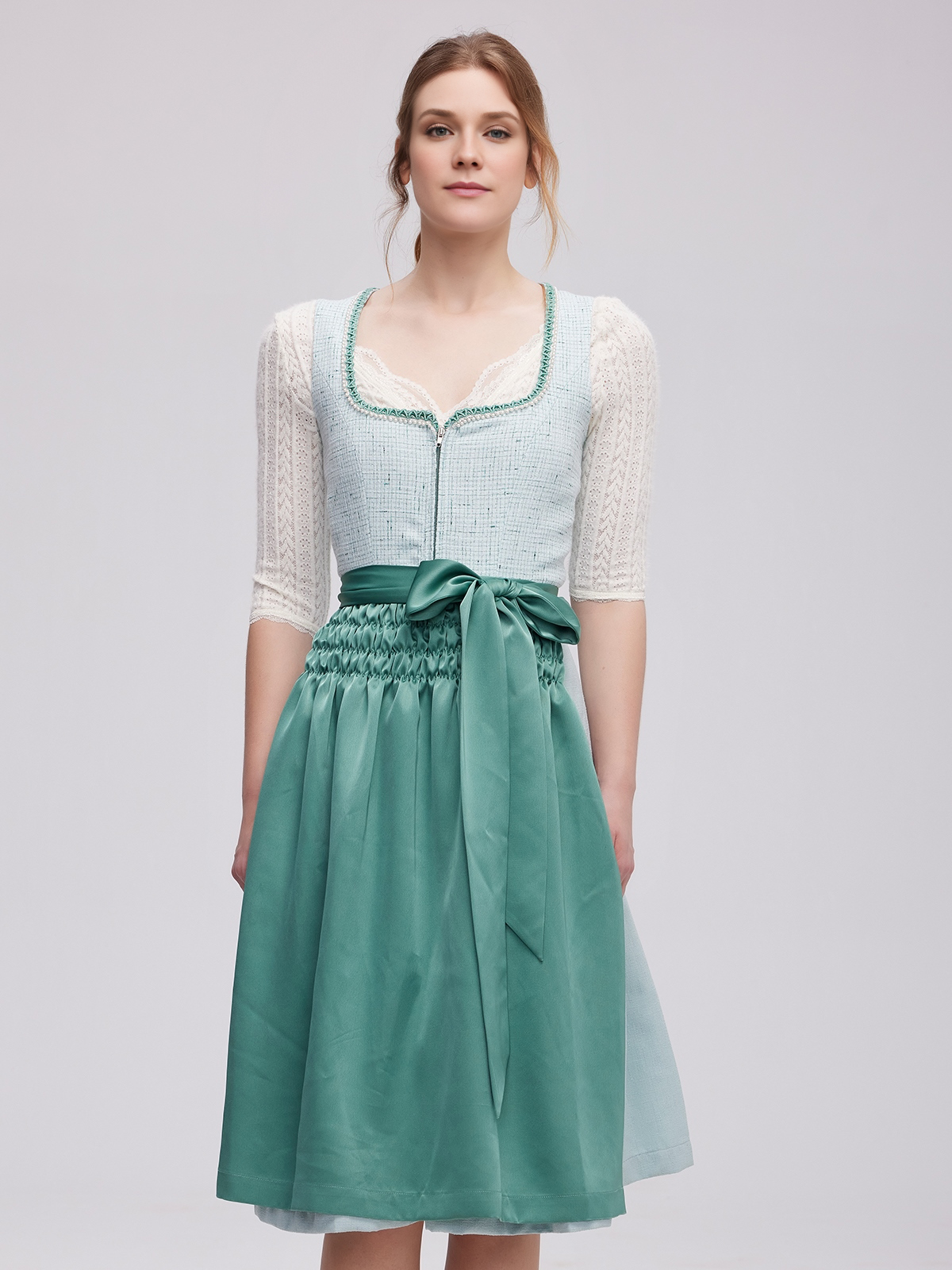 Schwarzes Dirndl mit grüner Schürze