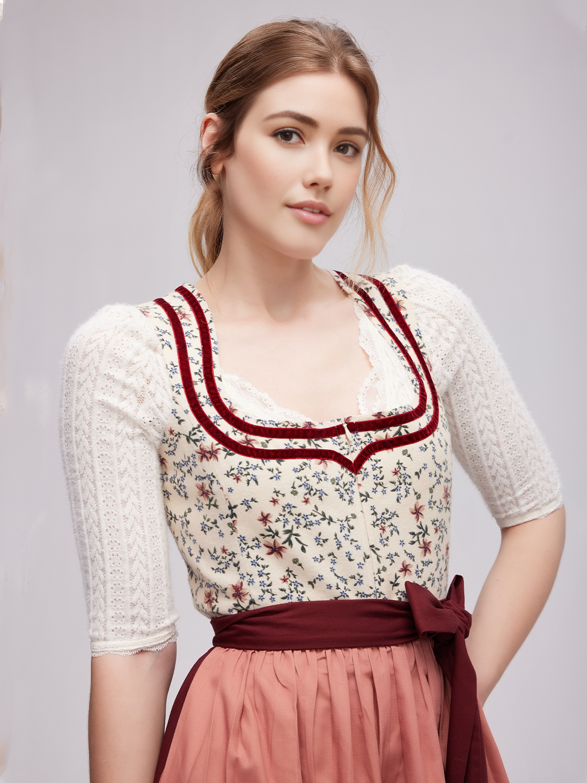 Elegantes rotes Dirndl mit Reißverschluss