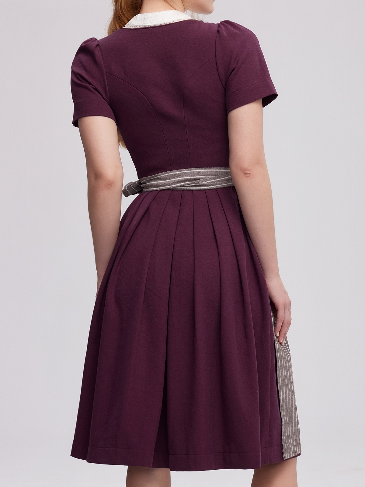 Dirndl in Lila mit floralen Details