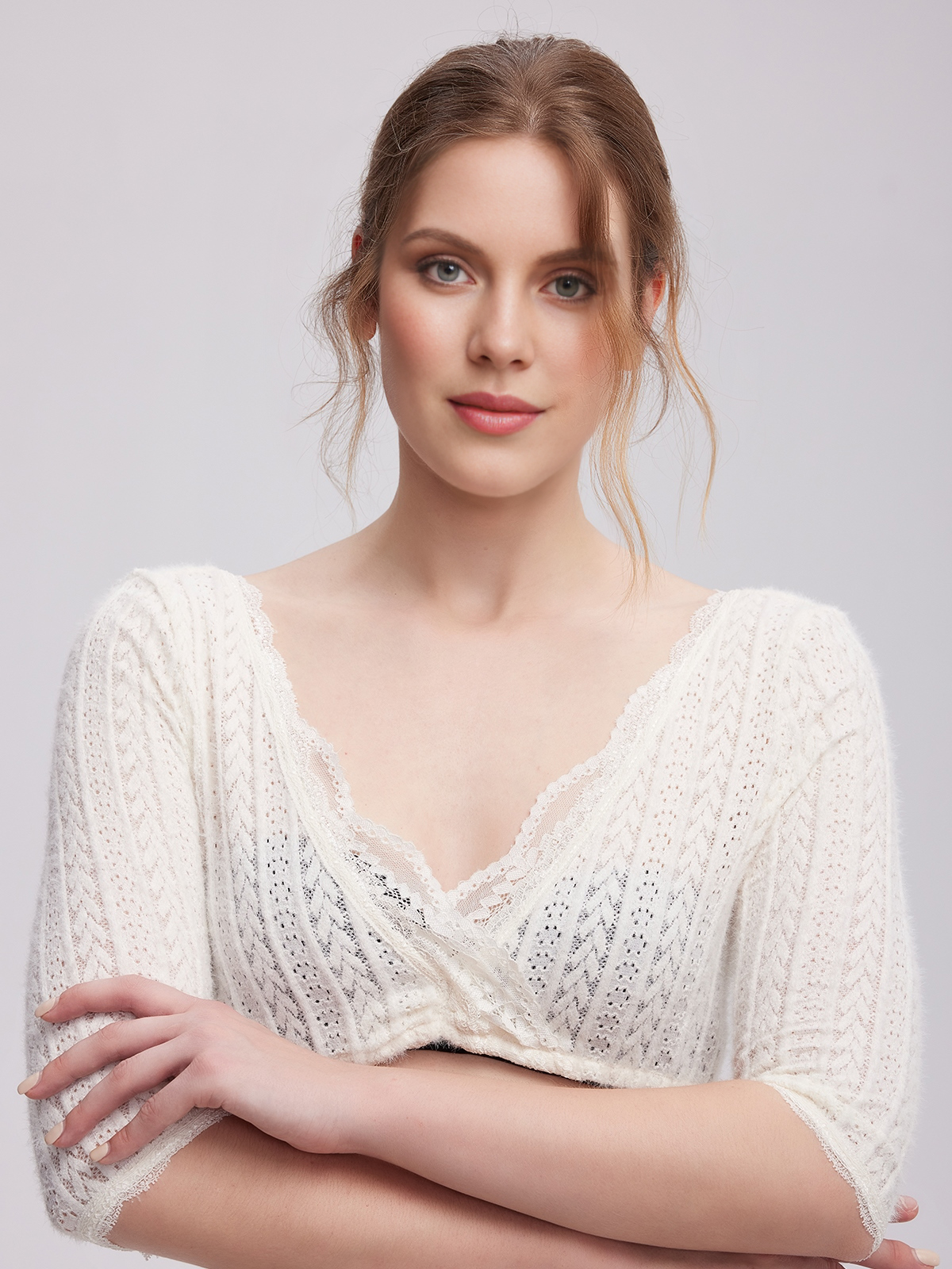 Elegantes weißes Dirndl mit Spitzenverzierungen