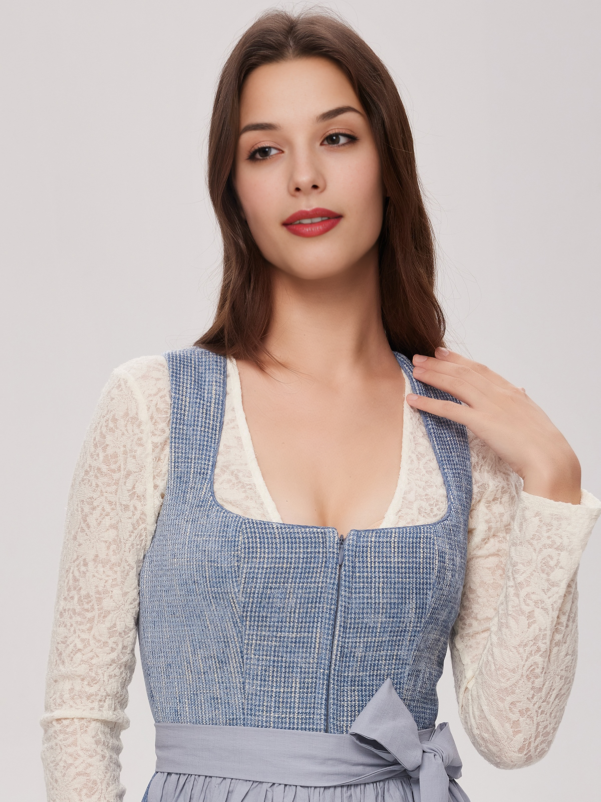 Dirndl in Blau mit Spitzenbluse