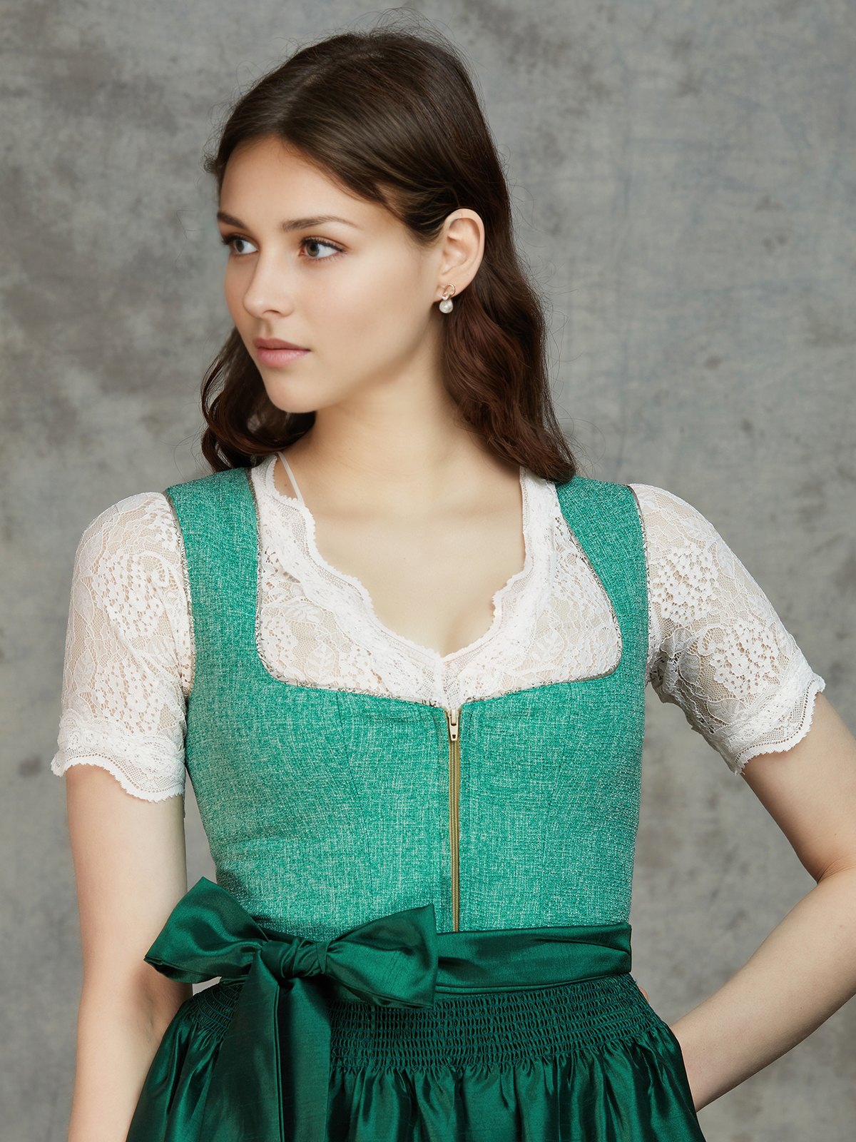 Strahlendes Dirndl in Blau