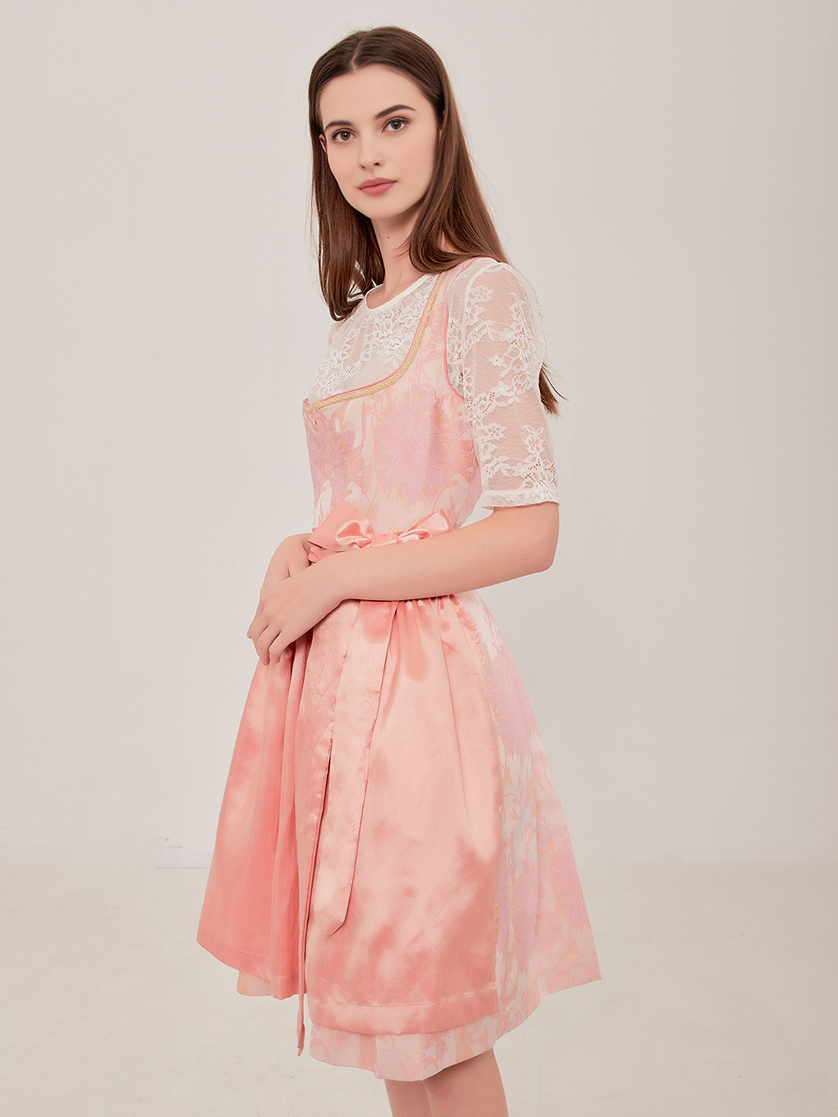 Modernes rot schwarz Dirndl mit figurbetonter Silhouette