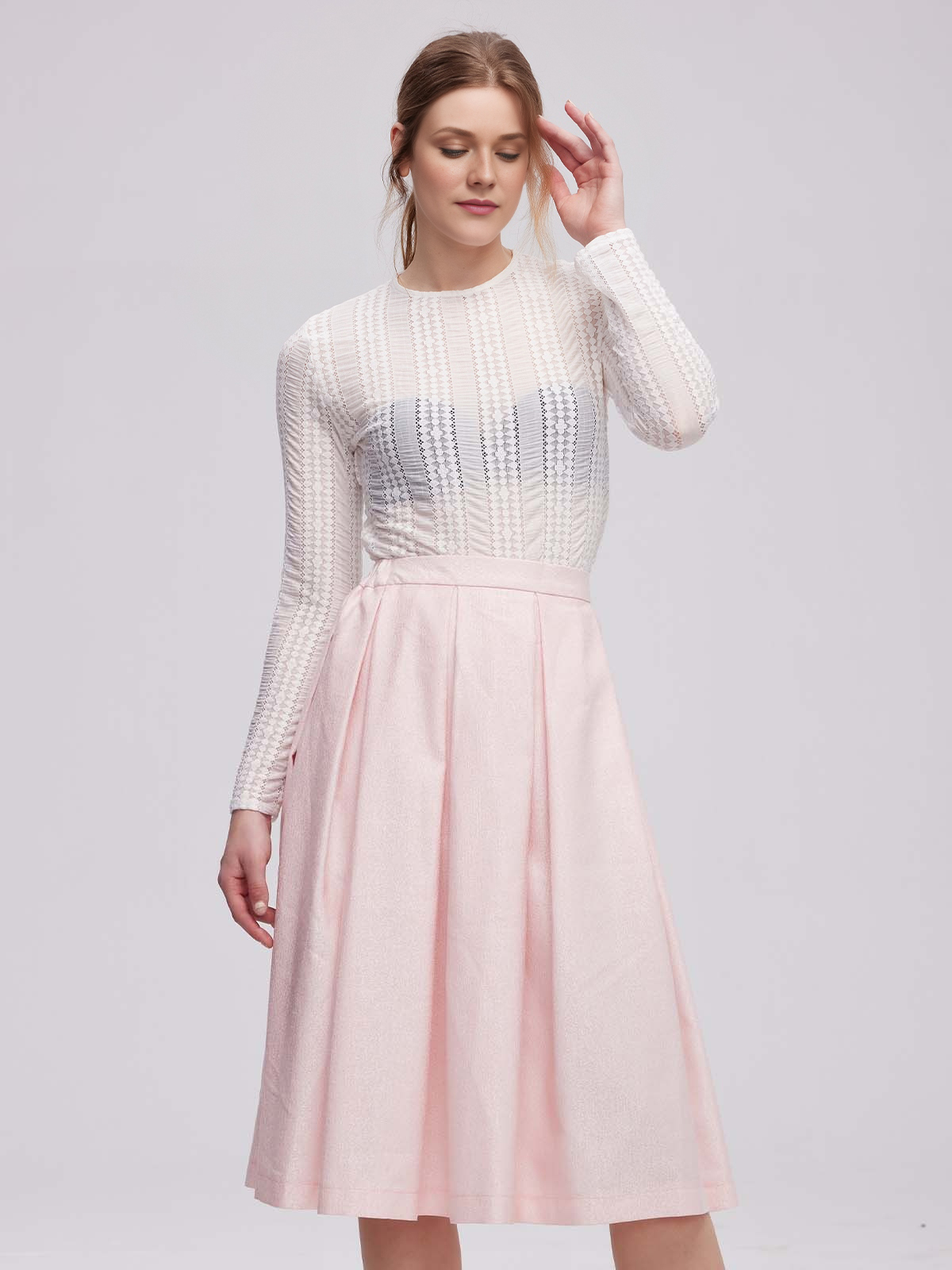 Modernes Dirndl mit geradem Ausschnitt