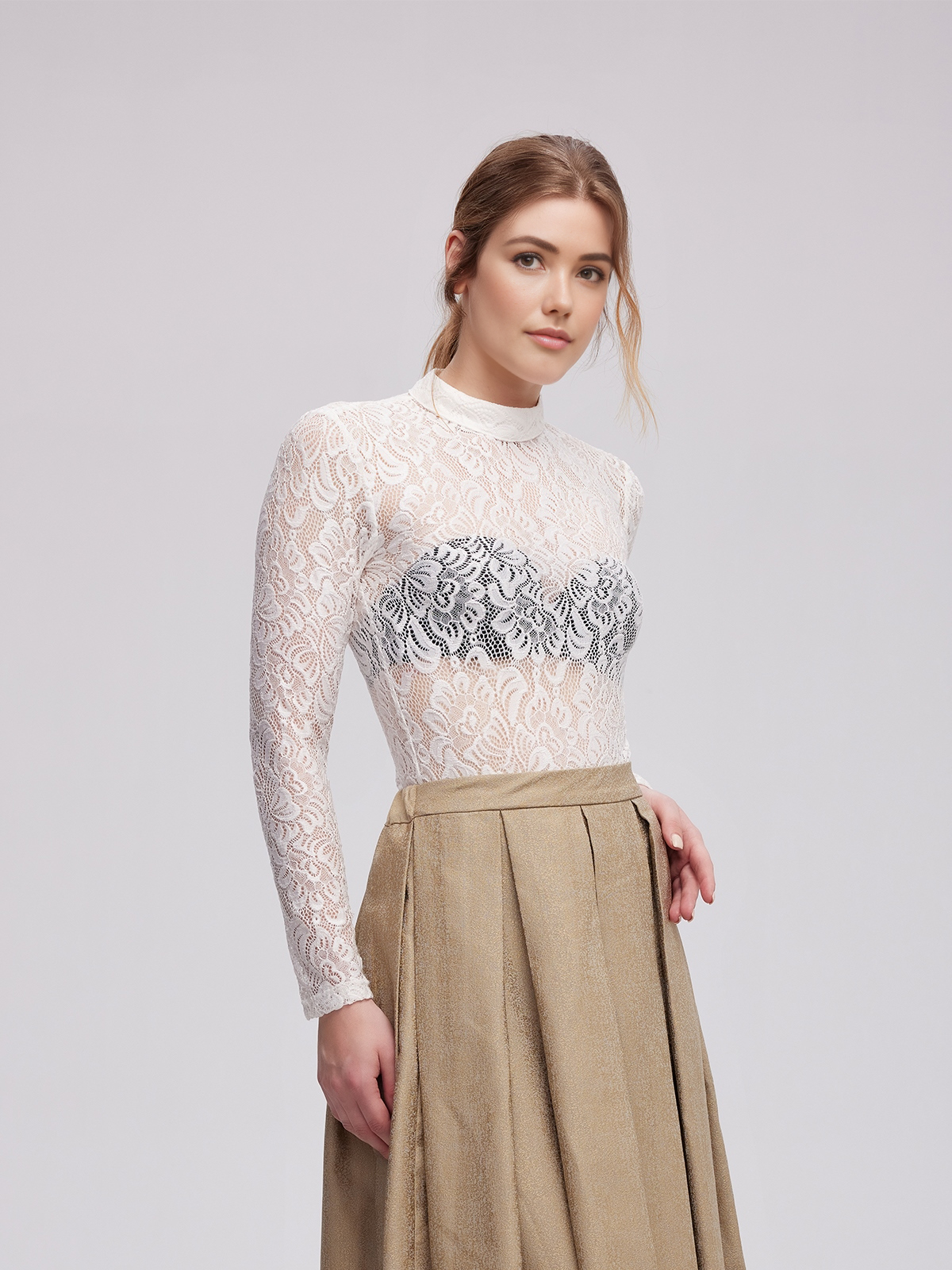 Modernes Dirndl mit weißer Bluse