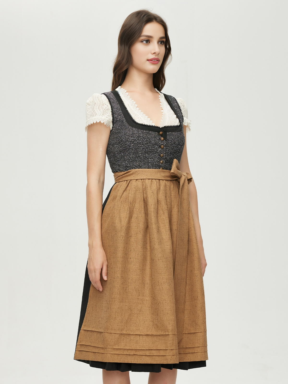 Modernes Dirndl in Schwarz mit floralen Akzenten
