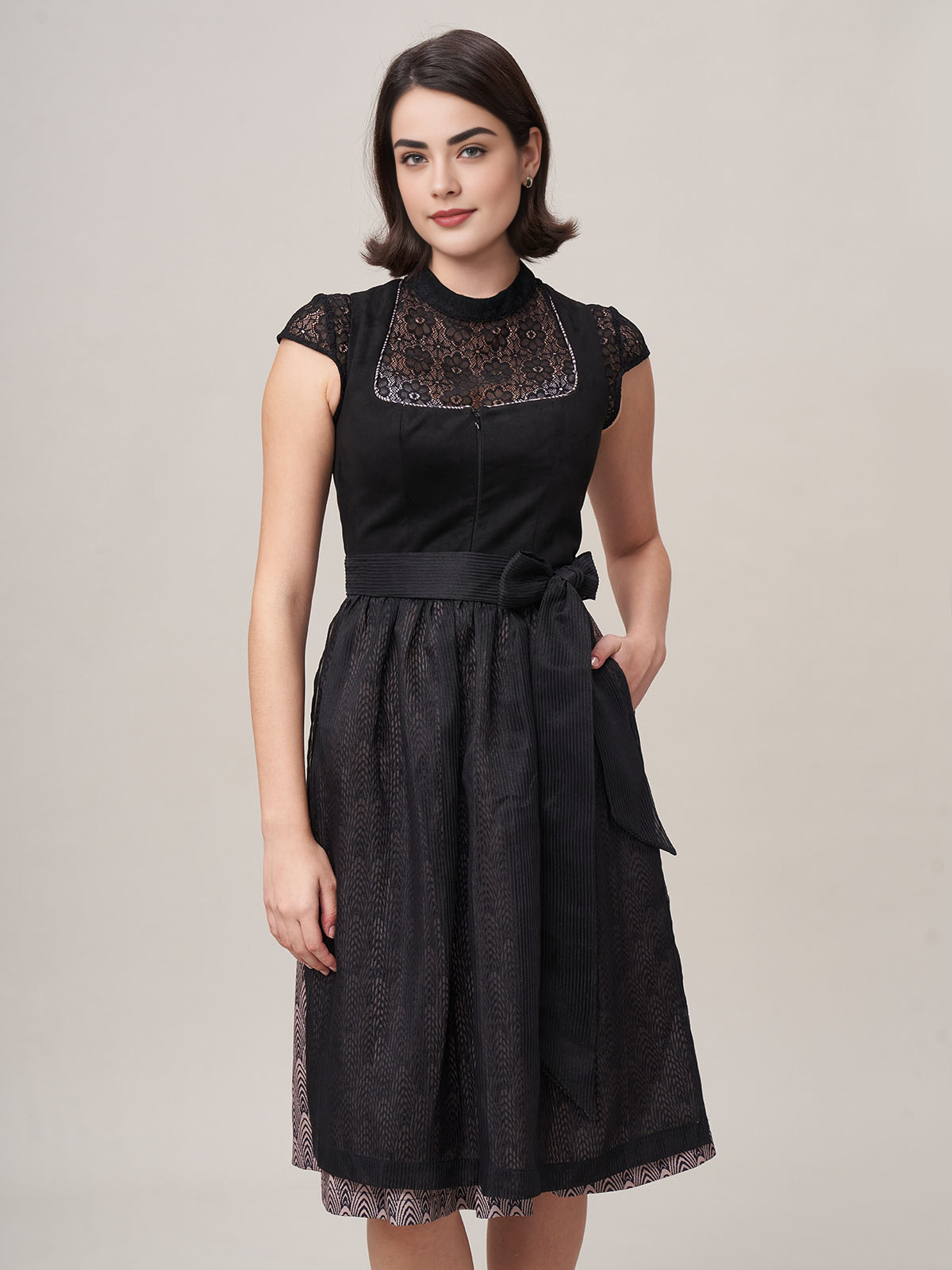Modernes Dirndl in Schwarz mit figurbetonter Silhouette
