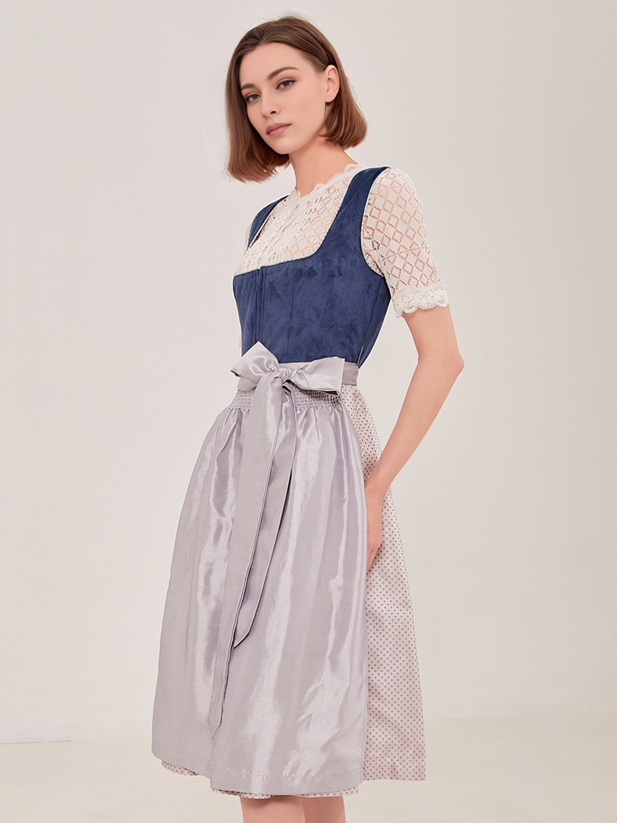 Modernes Dirndl in Grün-Schwarz