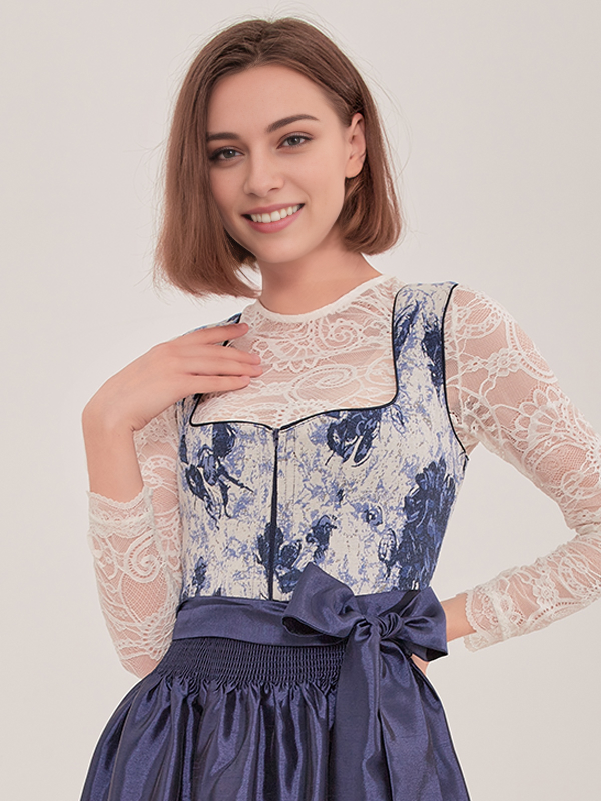 Dirndl in Blau mit floralen Details
