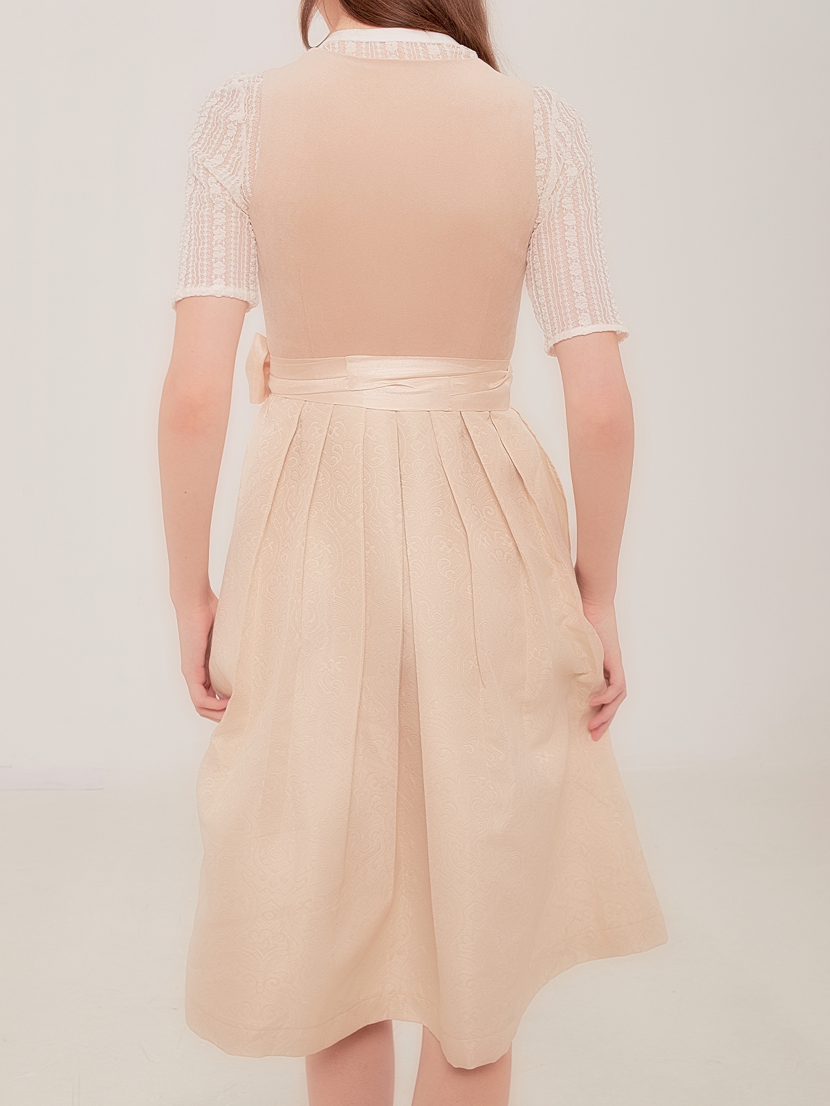 Dirndl in Beige – zeitlos elegant