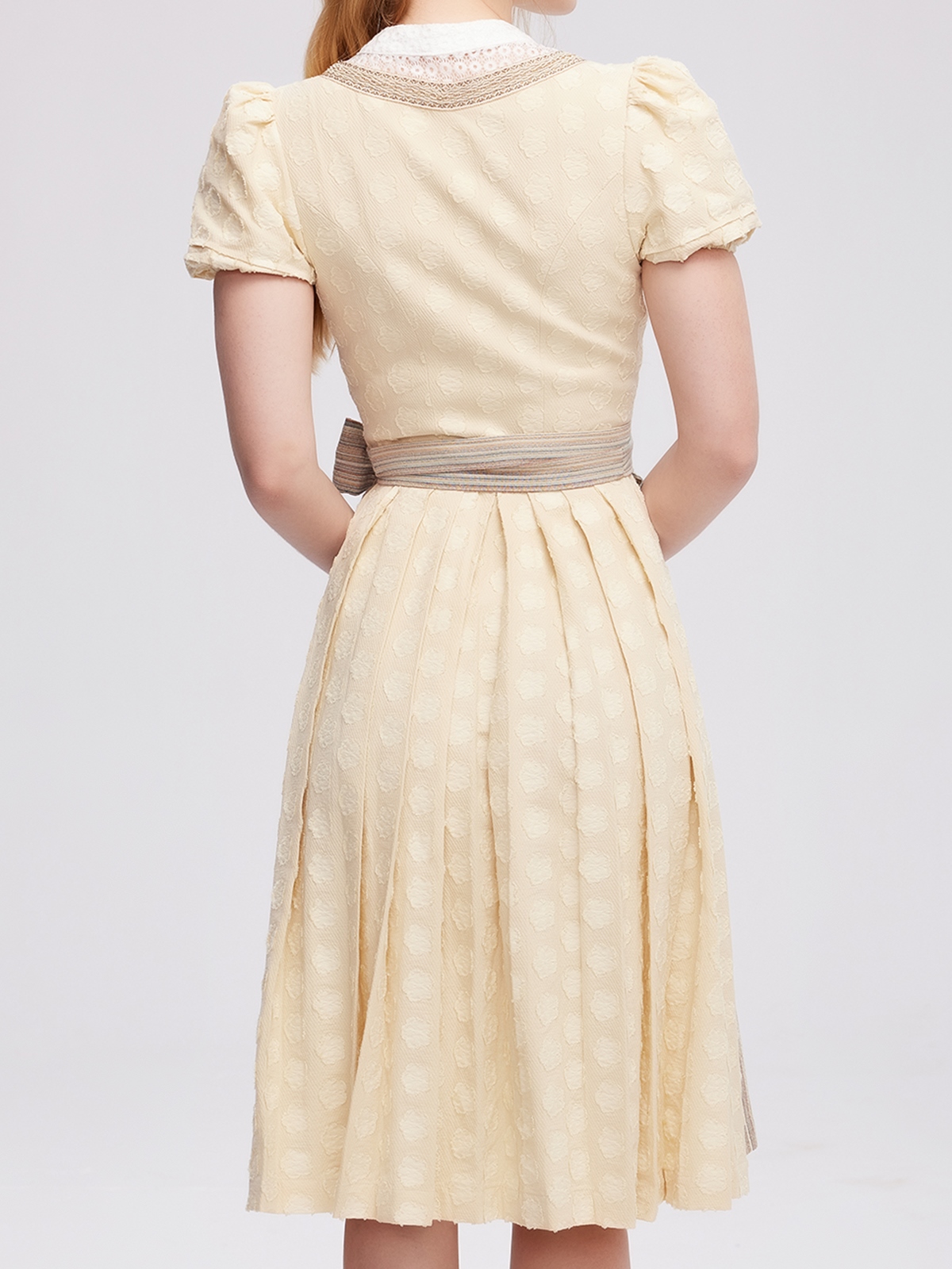 Traditionelles blaues Dirndl mit gelber Schürze