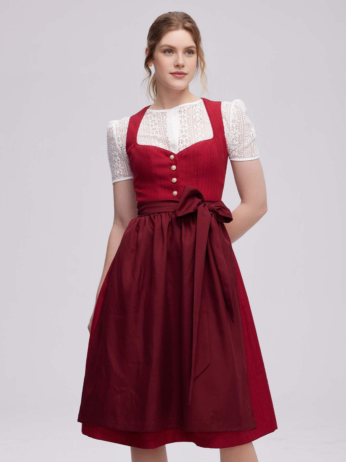 Modernes Dirndl in Rot – perfekt für Stadt und Fest