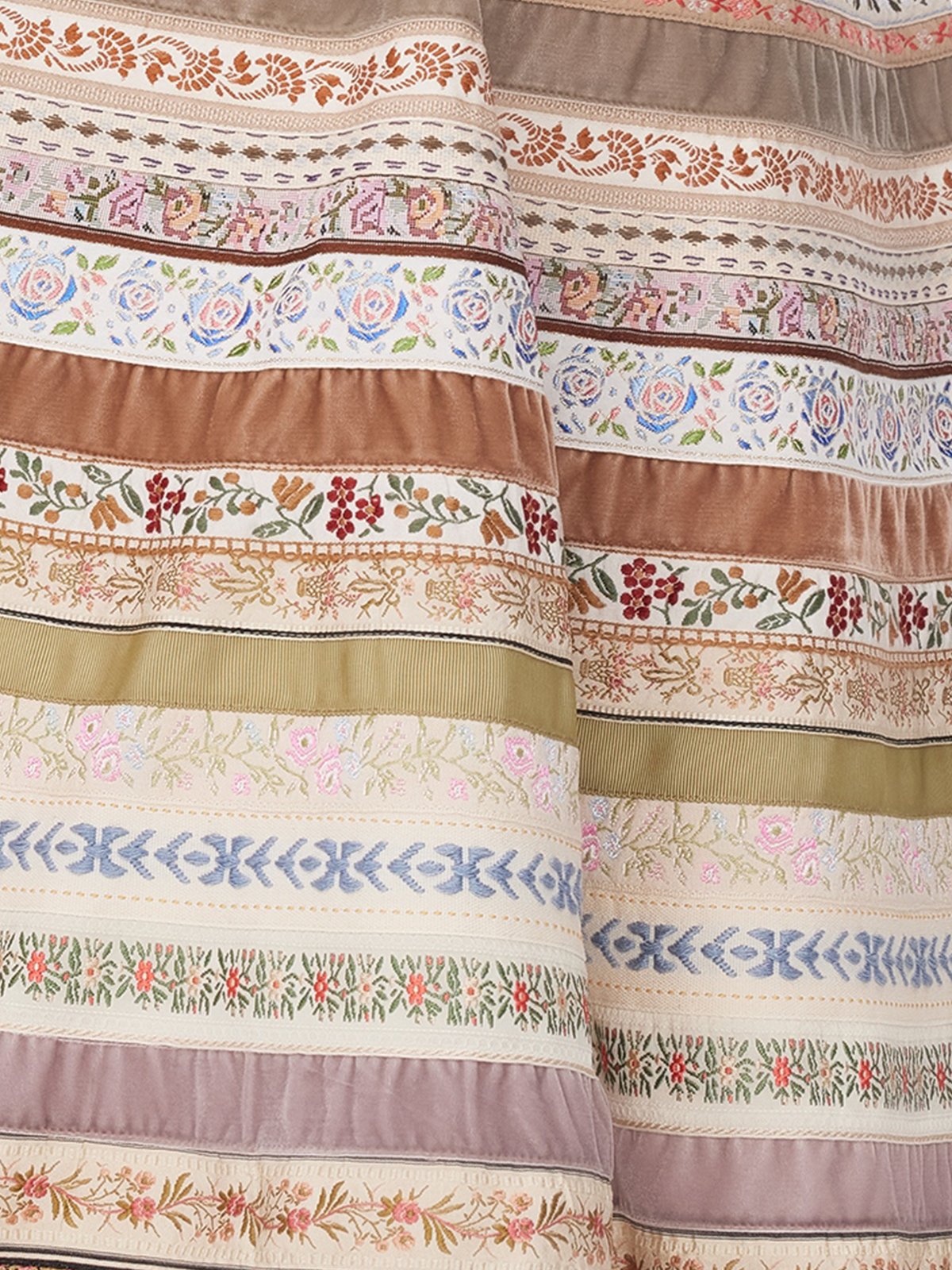 Moderne Dirndlbluse mit Spitzen-Details